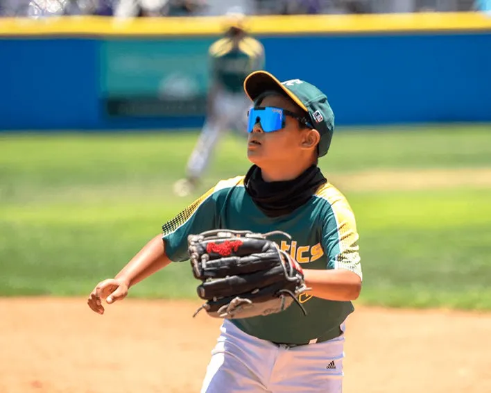 Giocatore di baseball con occhiali da sole e guanto Peacekeeper 2000 sul campo.