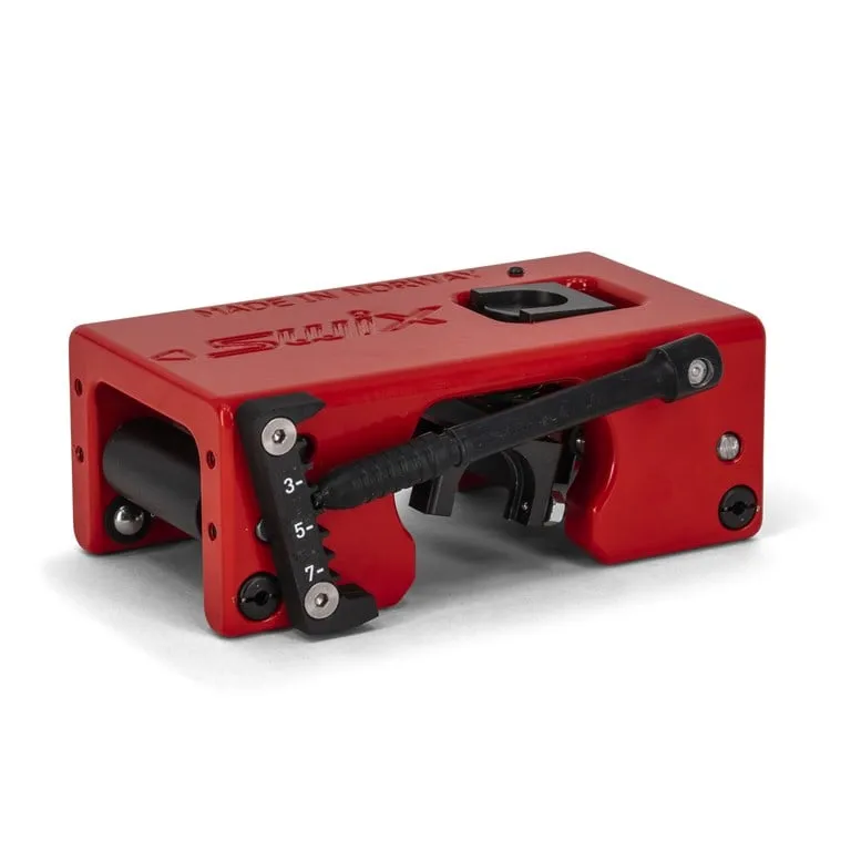 Rotes Swix Strukturwerkzeug mit Druckeinstellung und schwarzem Griff. Einstellbare Walze.