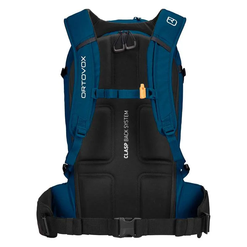 Vista dello zaino Ortovox Freerider 22 in Petrol Blue da dietro, con cinghie, schienali e cintura anca CLASP FLEX.
