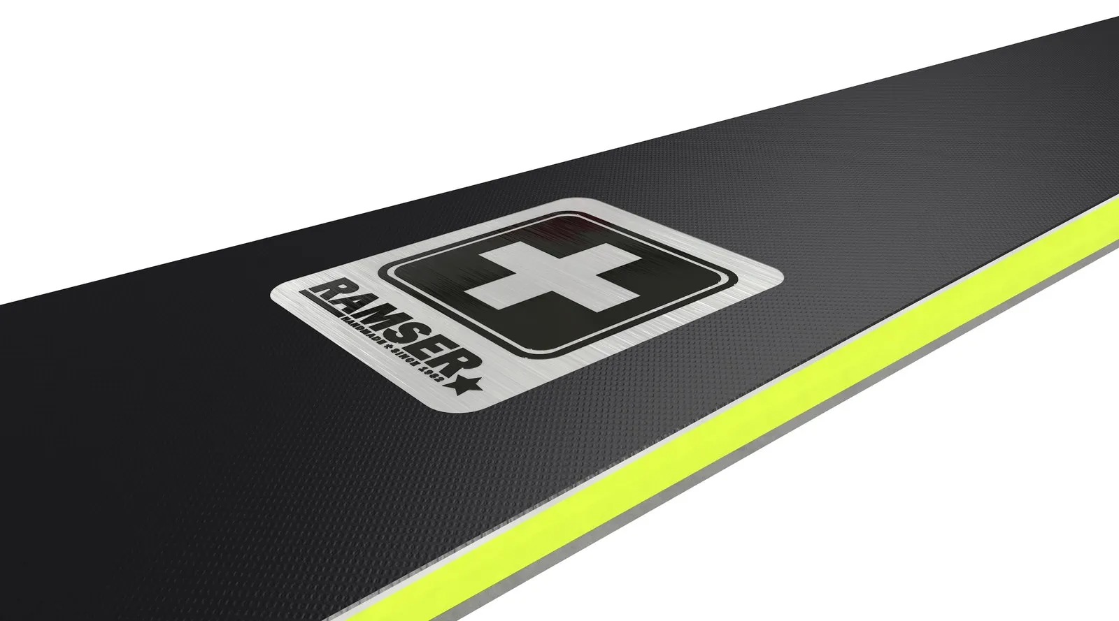 Detailansicht eines Ramser Yellow Skis mit Logo und gelbem Streifen auf schwarzem Untergrund.