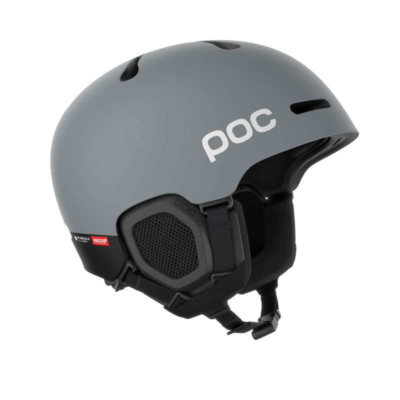 Grauer Skihelm mit seitlichem Belüftungsgitter, Kinnriemen und weißem "poc"-Logo.