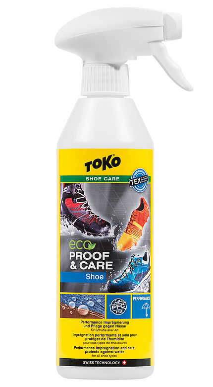 Weiße Sprühflasche Toko Eco Shoe Proof & Care mit Schuhen auf gelbem Etikett.