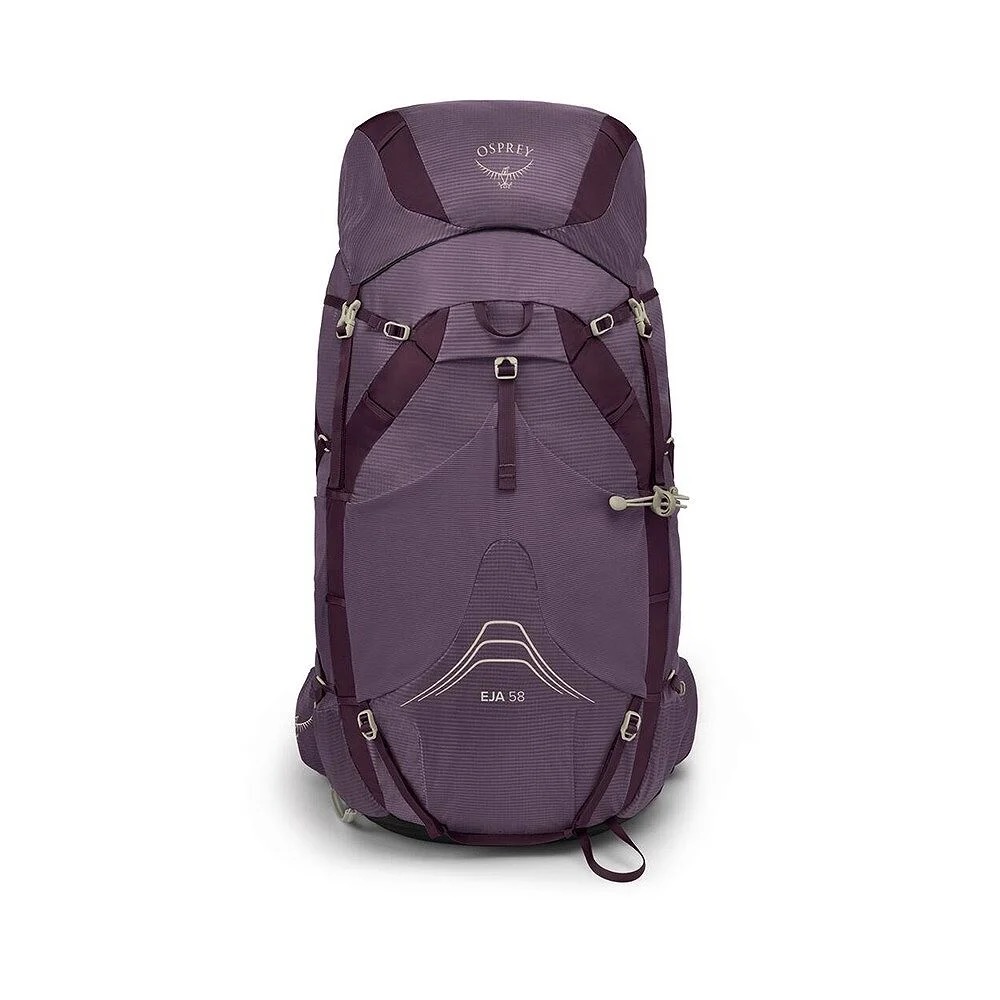 Ein hoher, schlanker lila Wanderrucksack von Osprey, Modell Eja 58, steht auf weißem Hintergrund. Er hat helle Kompressionsriemen, Befestigungspunkte und Seitentaschen aus Netzgewebe. Osprey-Logo oben mittig, Modellname unten.