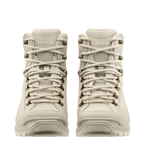 Zwei beigefarbene Wanderstiefel der Marke LOWA, frontal aufgenommen, mit Schnürsenkeln und Metallösen.