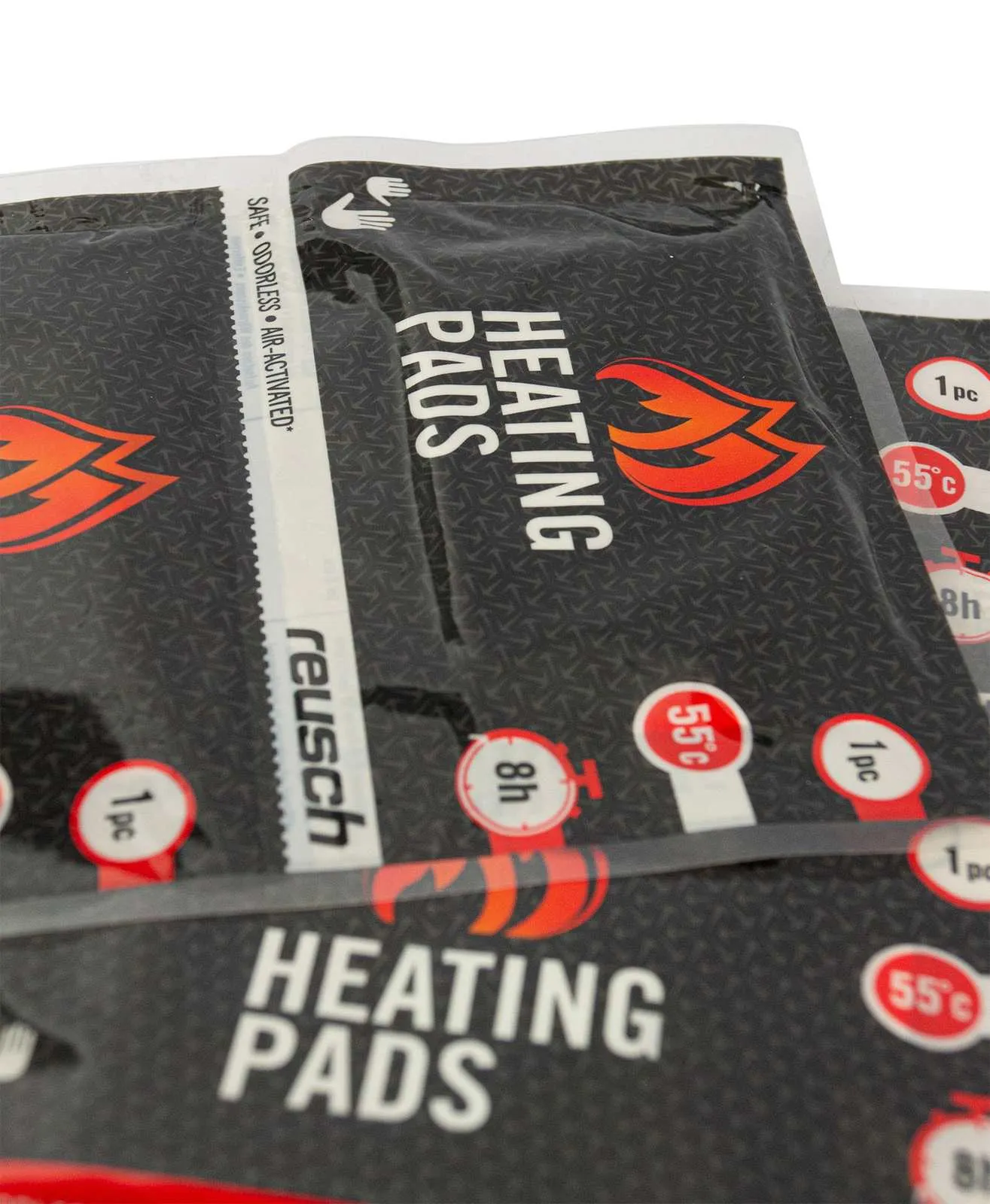 Diverse confezioni di cuscinetti riscaldanti Reusch con logo a fiamma rossa, sfondo nero e testo bianco. Promettono fino a 8 ore di calore a 55°C.