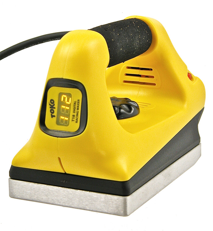 Gelbes Toko T18 Digital Racing Iron mit LCD-Display und silberner Bodenplatte.