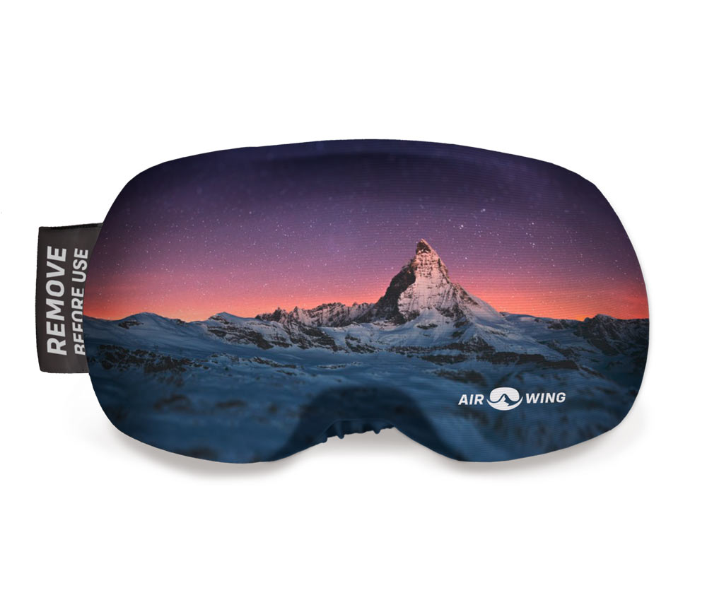 Skibrillenschutz Airwing Cervin mit Bergmotiv und Sternenhimmel.