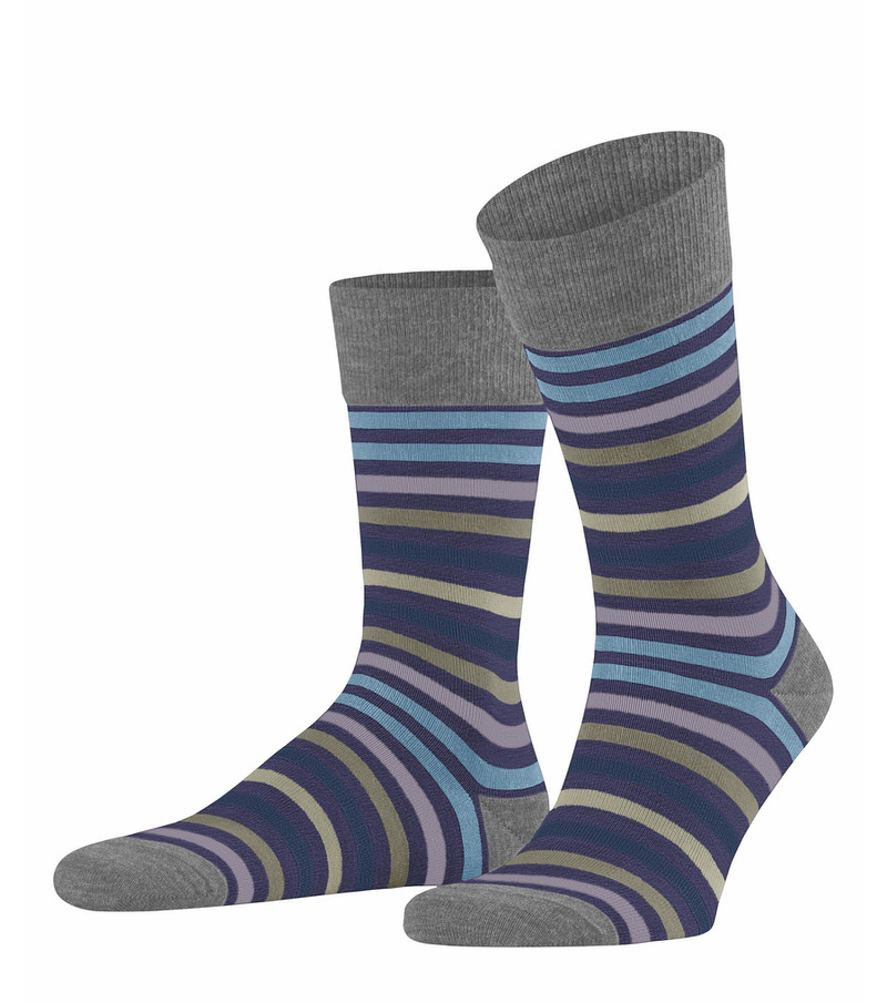 Zwei geringelte Herrensocken in Grau, Blau, Lila und Olivgrün.