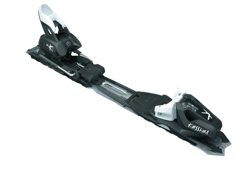 Gros plan : fixation de ski Kessler PRD 12 GW, noire et blanche, pour une répartition optimale des forces et des performances sûres.