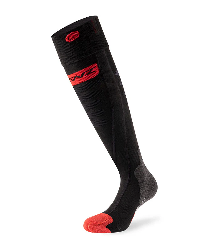 Schwarze Lenz Heat Socke Eine schwarze, knielange Lenz Heat Socke mit roter Zehenkappe und rotem Lenz-Logo. Der Fersenbereich ist grau.
