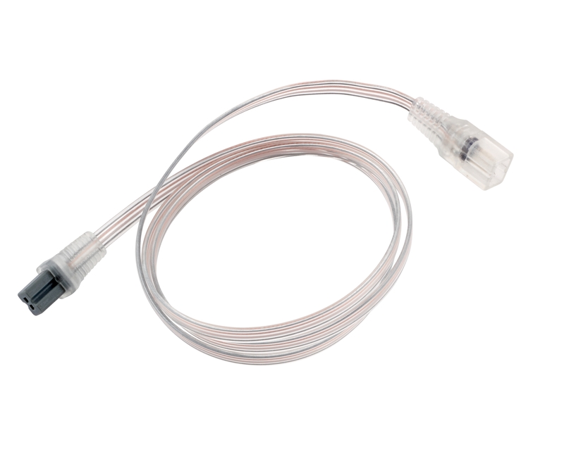 Ein durchsichtiges Kabel mit Stecker an beiden Enden liegt ringförmig auf weißem Hintergrund.