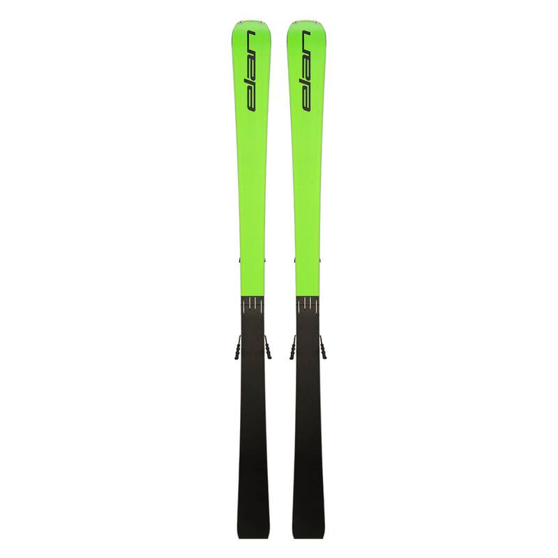 Ein Paar grüne Elan Voyager Ski mit schwarzen Bindungen, stehend auf weißem Grund.