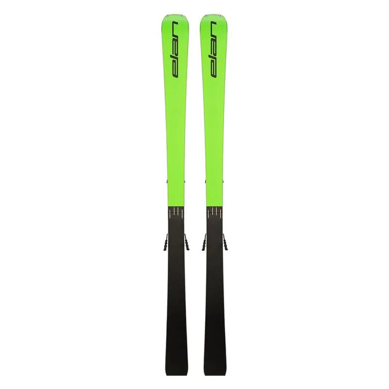 Ein Paar grüne Elan Voyager Ski mit schwarzen Bindungen, stehend auf weißem Grund.