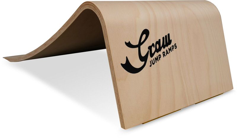 Eine helle Holzrampe mit abgerundeter Oberseite und schwarzem "Graw Jump Ramps" Logo.