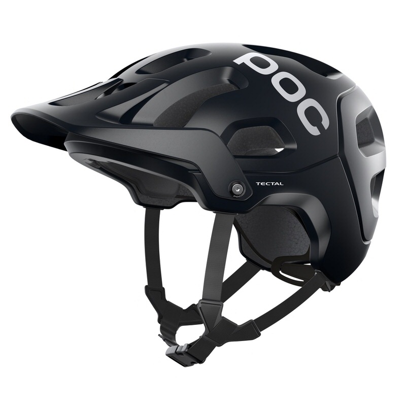 Schwarzer POC Tectal Helm von der Seite, mit Visier und Belüftungslöchern. Weißer POC Schriftzug. Kinnriemen sichtbar.