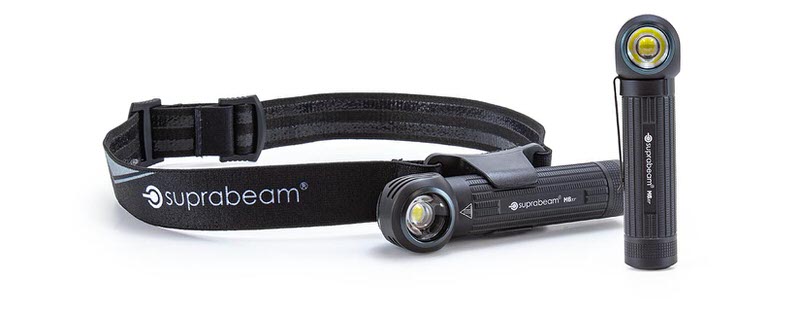 Une lampe LED Suprabeam M6r, une fois comme lampe frontale avec bandeau et une fois comme lampe de poche sur fond blanc.