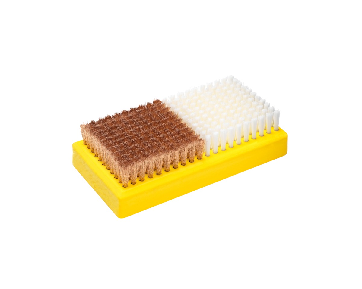 Brosse combinée jaune avec des poils en cuivre et en nylon pour les revêtements de ski et de snowboard.