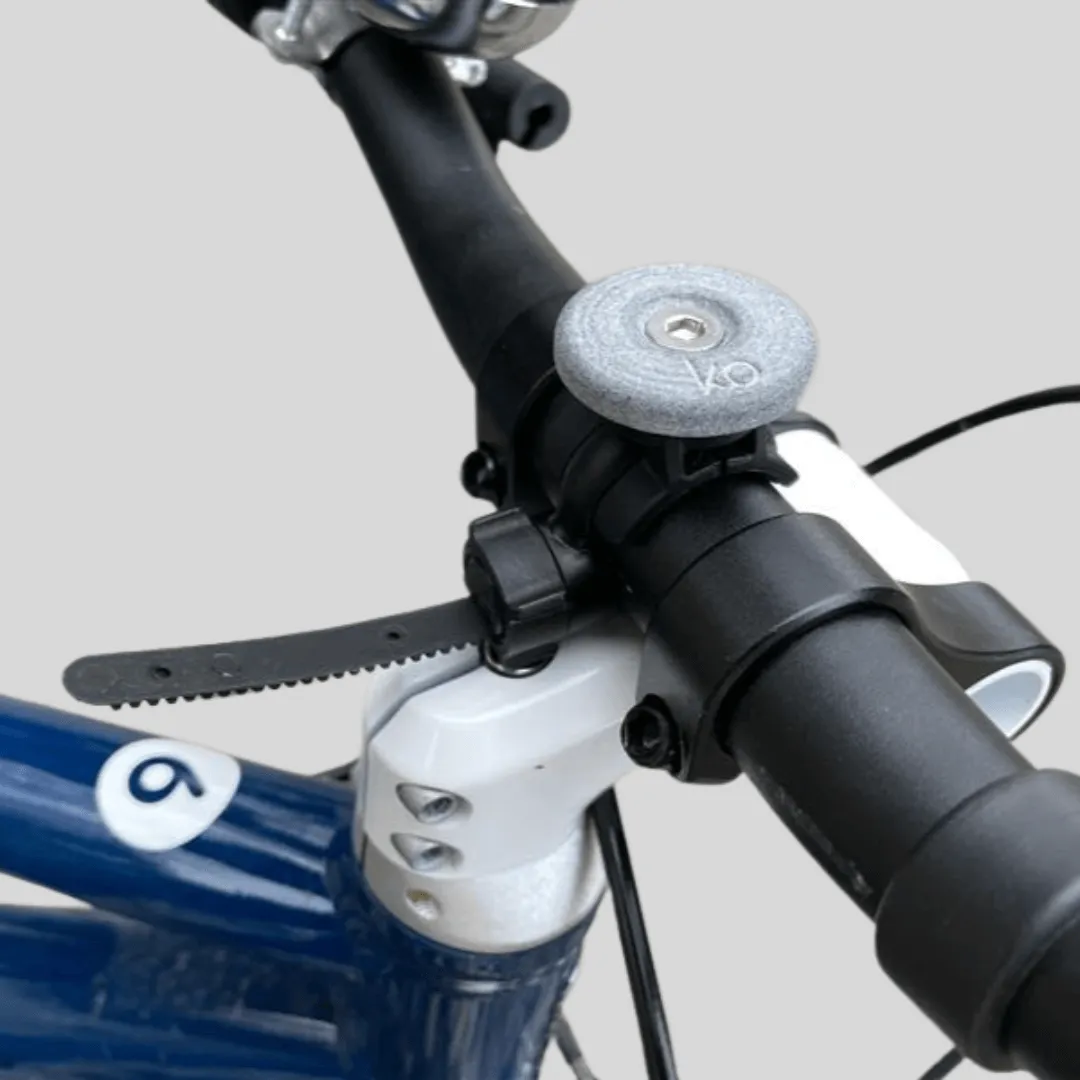 Primo piano di un manubrio di bicicletta con montati il Bike Mount Bundle di kommit e il Micro Bike Mount di SP-Connect.