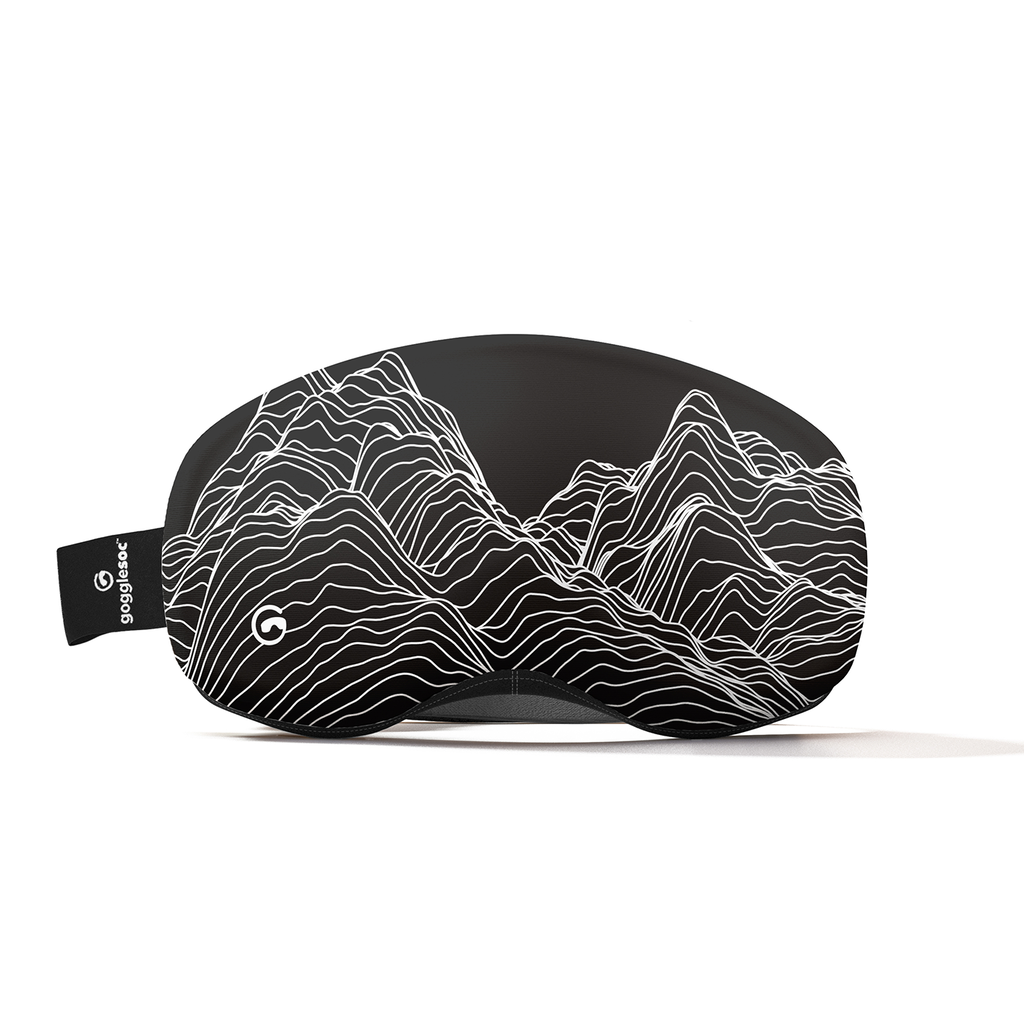 Masque de sommeil en noir avec des lignes de montagne blanches et un logo sur la bande.