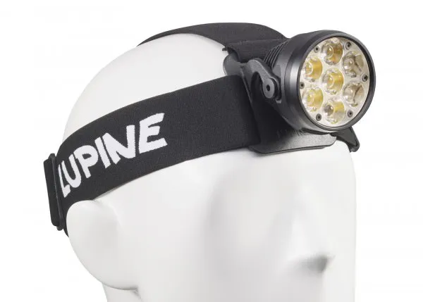 Gros plan sur une lampe frontale Betty RX7 avec sept LED sur un modèle de tête blanche. Le bandeau est noir avec une inscription blanche.