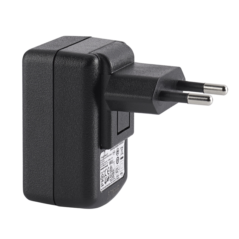Schwarzer USB Power Adapter mit Eurostecker, Seitenansicht. Kompaktes Ladegerät für Steckdosen.