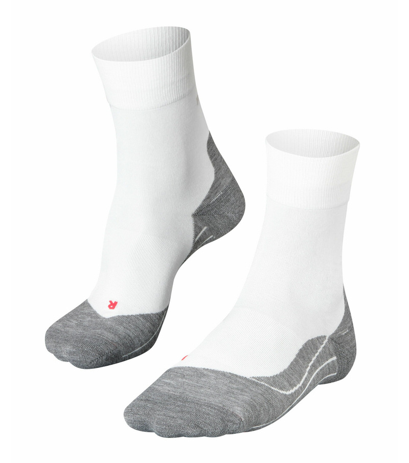 Zwei weiße RU4 Herren Laufsocken mit grauen Akzenten auf weißem Hintergrund.