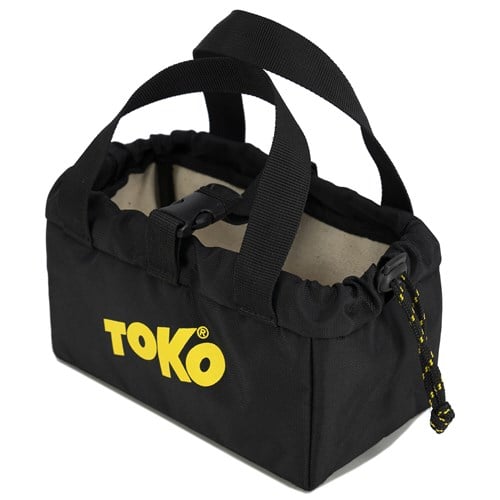Schwarze Toko Iron Bag mit gelbem Logo und Tragegurten für Wachseisen.