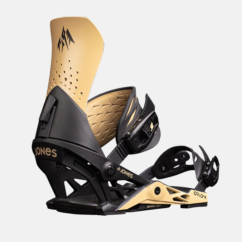 Nahaufnahme einer Jones Orion Snowboardbindung in Sierra Tan und Schwarz vor neutralem Hintergrund.