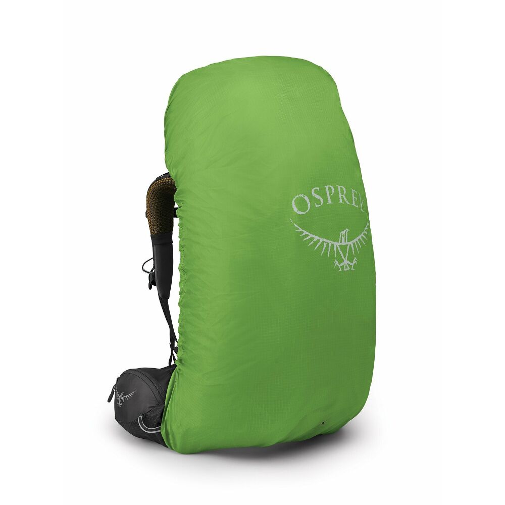 Ein leuchtend grüner Regenschutz bedeckt einen dunklen Trekkingrucksack fast vollständig. Das weiße Osprey-Logo ist vorn gut sichtbar. Seitlich sind schwarze Gurte und Netzmaterial erkennbar. Der Schutz hält Nässe ab.