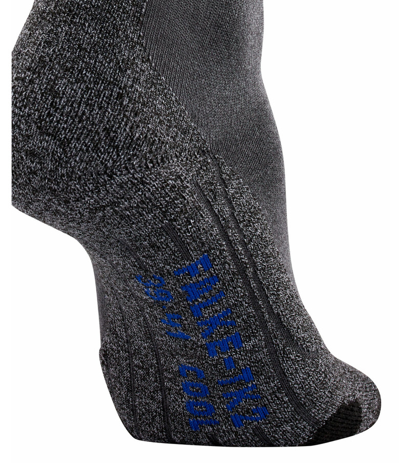 Détail de la chaussette de trekking grise TK2 Cool pour homme avec une inscription bleue, focus sur le talon et la cheville.