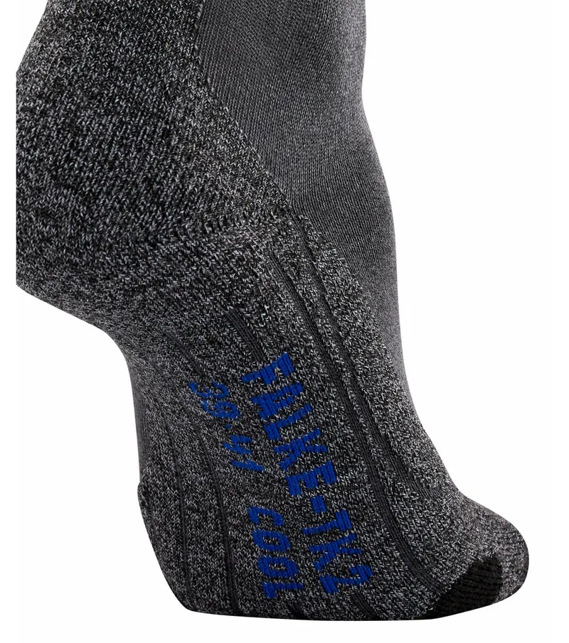 Détail de la chaussette de trekking grise TK2 Cool pour homme avec une inscription bleue, focus sur le talon et la cheville.