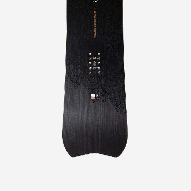 Schwarzes Nidecker Odyssey Women Snowboard, belichtet von oben, mit dezentem Palmenmuster.