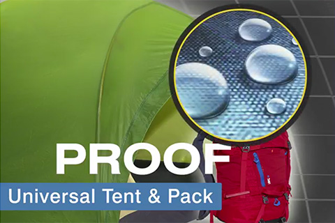 Zelt und Rucksack mit Wassertropfen Effekt. "Proof" Aufdruck und Text "Universal Tent & Pack".