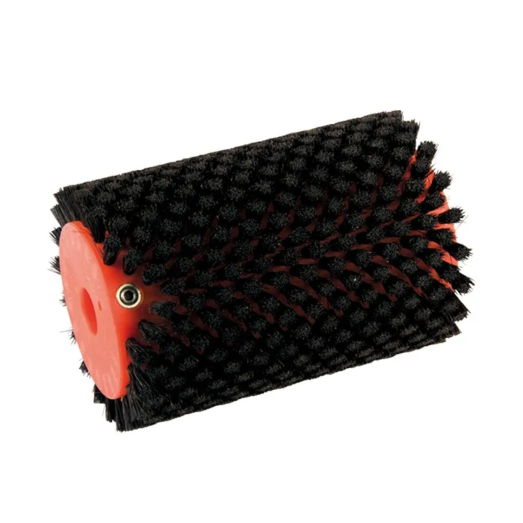 Brosse rotative en crin de cheval noir avec support rouge et vis métallique sur fond blanc.