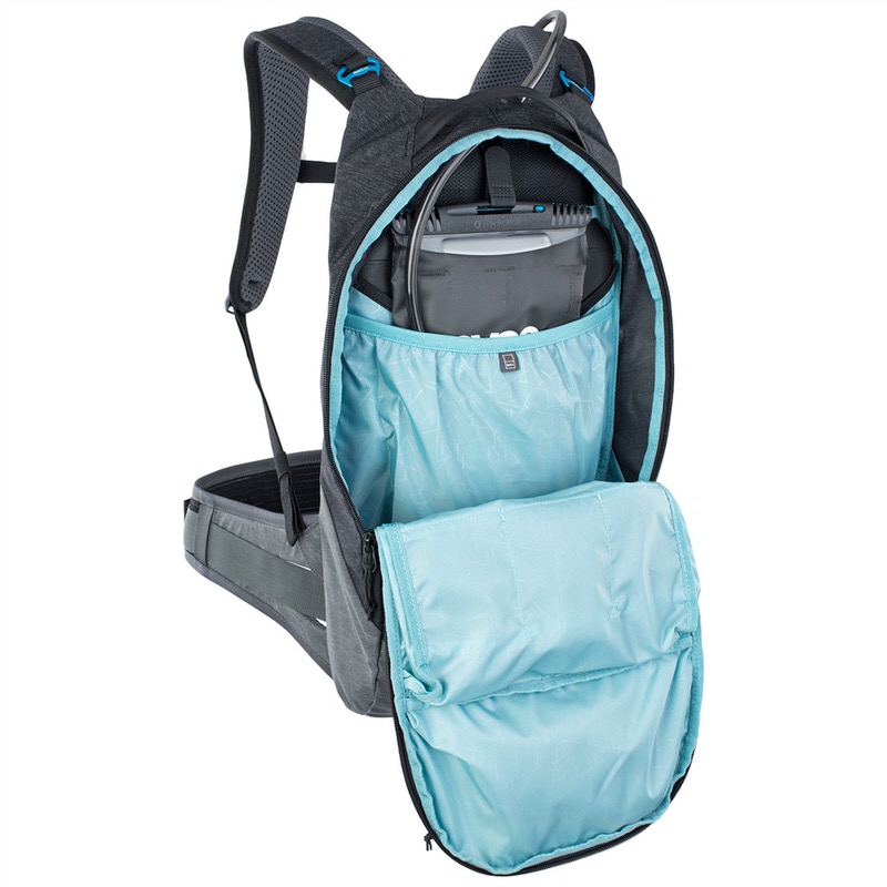 Sac à dos ouvert gris Evoc Trail Pro 10L avec intérieur bleu clair et poche à eau.