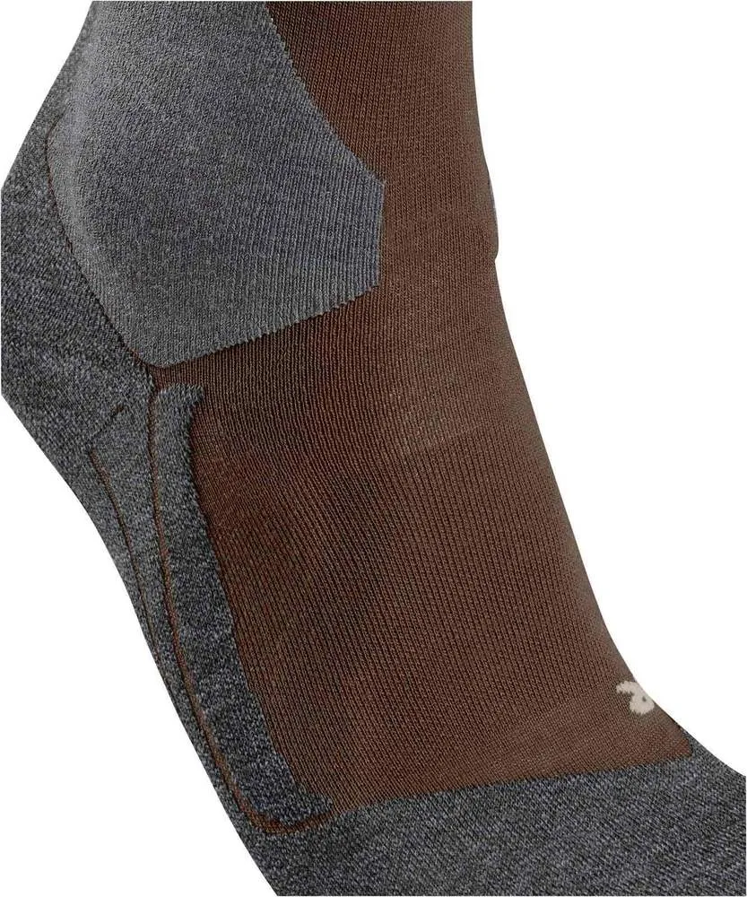 Chaussette de sport bicolore marron et gris foncé, du talon au cou-de-pied. Tissu marron sur le dessus du pied ; partie grise renforçant le talon et la cheville. Le motif tricoté et les coutures soulignent les zones d'aération et de maintien. Logo clair.