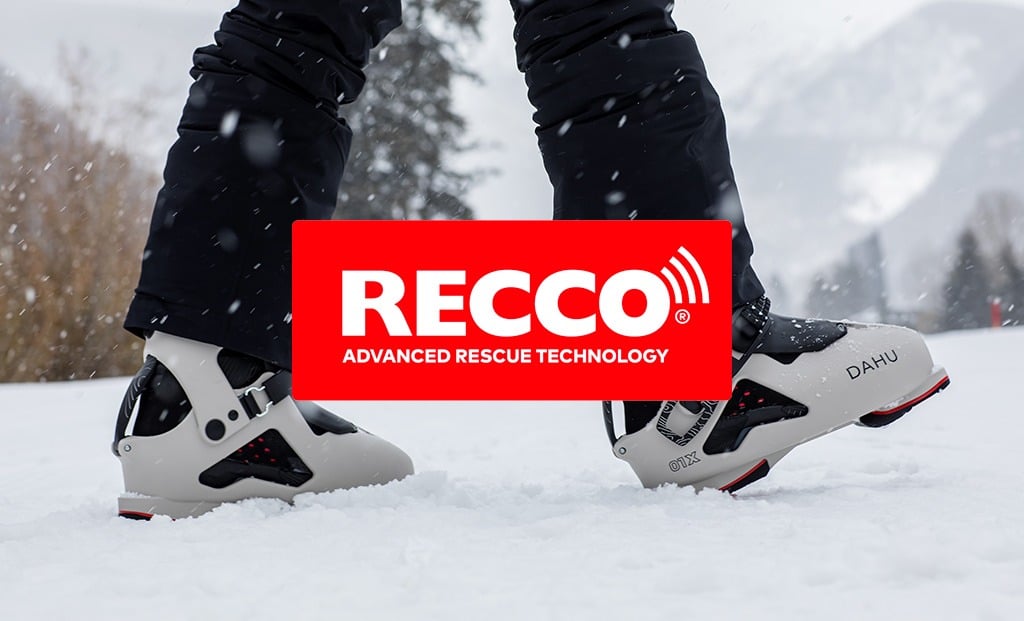 Dahu Chaussures de ski Ecorce 01X Gros plan sur Dahu Chaussures de ski Ecorce 01X dans la neige, avec le logo RECCO. Chaussures de ski avec pantalon sur une piste de ski.
