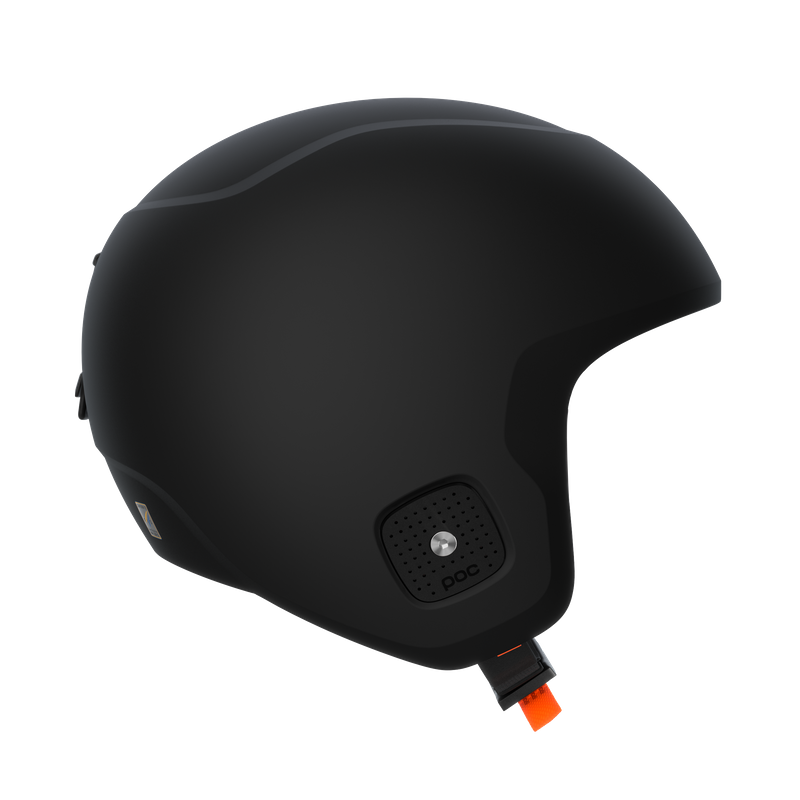 Schwarzer Skihelm mit orangener Schnalle, seitlichem POC Logo und dezentem, dunklerem Streifen oben.