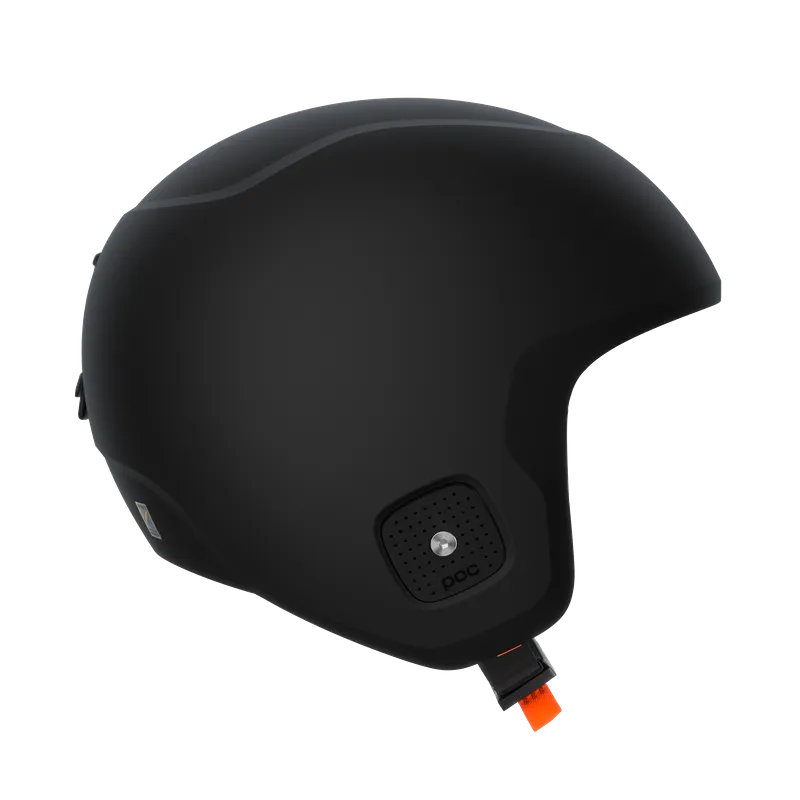 Schwarzer Skihelm mit orangener Schnalle, seitlichem POC Logo und dezentem, dunklerem Streifen oben.