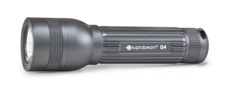 Nahaufnahme der Suprabeam Q4 Taschenlampe in Dunkelgrau mit geriffeltem Griff. Das Logo und der Produktname sind gut sichtbar.