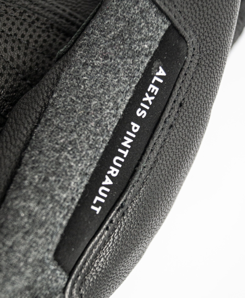 Reusch Alexis Pinturault Handschuh Detailansicht vom Reusch Alexis Pinturault GTX Handschuh mit Leder und Alexis Pinturault Schriftzug.