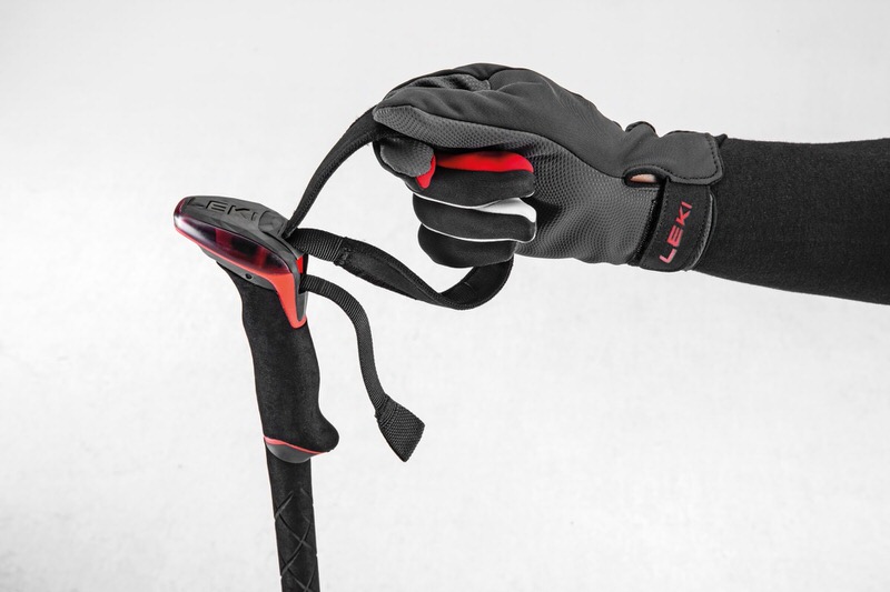 Nahaufnahme des Leki Sherpa FX Carbon Skitourenstocks mit Handschuh in der Schlaufe des Aergon Air Griffs.