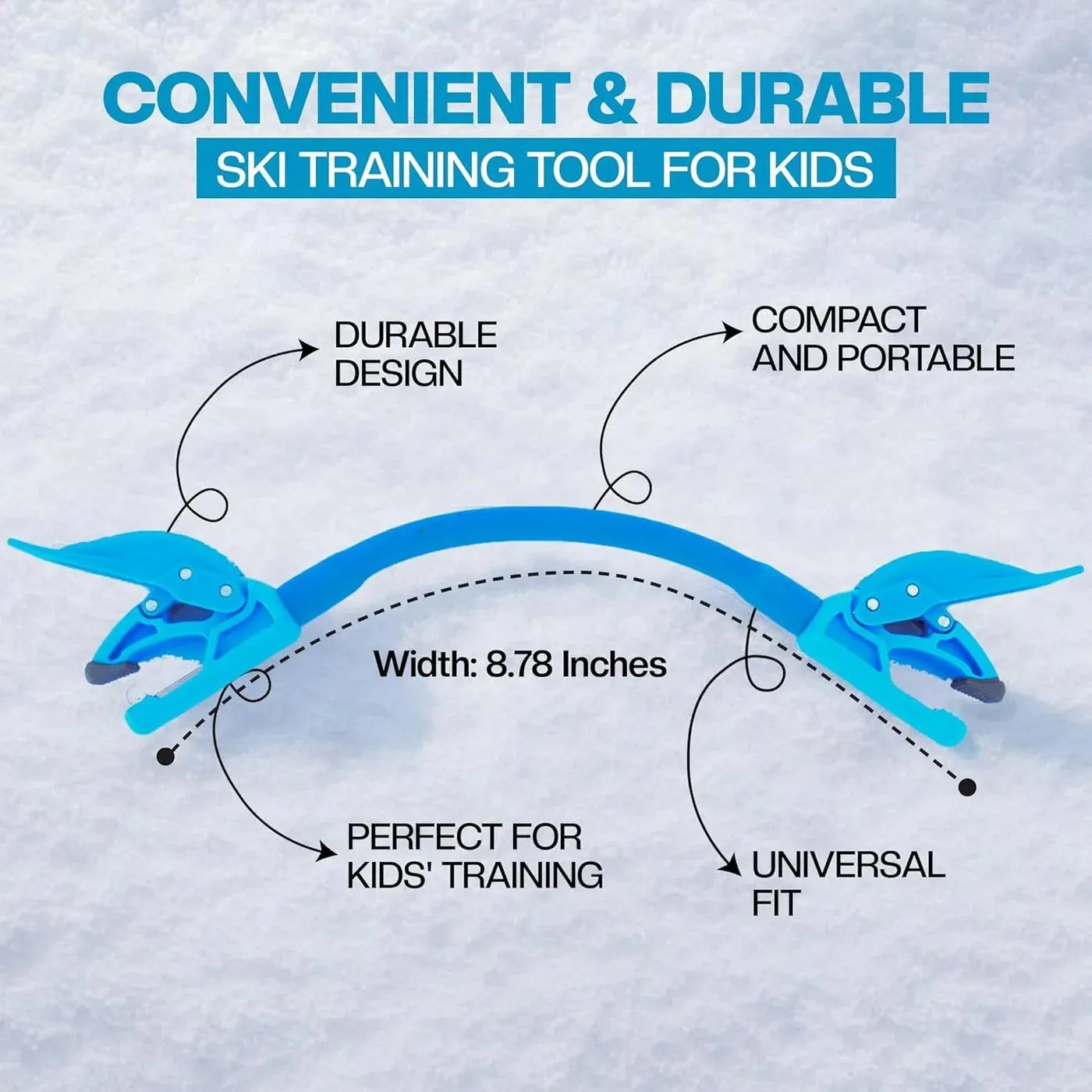 Ski Tip Connector blu, attrezzo per l'allenamento sciistico per bambini, appoggiato sulla neve. Una fascia a U flessibile collega due morsetti azzurri alle punte degli sci. Compatto e resistente, largo 8,78 pollici, ideale per i principianti.