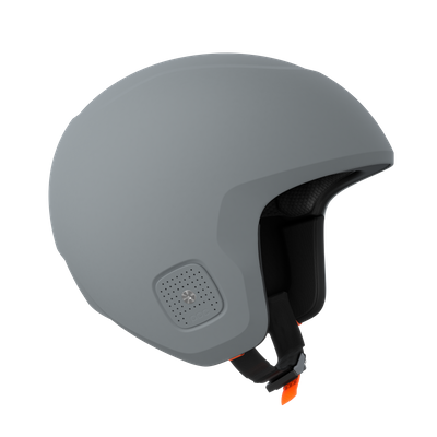 Grauer Helm mit Kinnriemen, seitlichen Belüftungslöchern und Innenpolsterung, isoliert auf weißem Hintergrund.