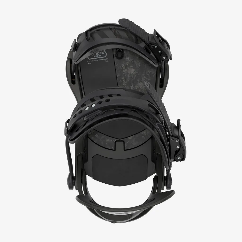 Schwarze Union Atlas Pro Snowboard Bindung, Frontansicht. Forged Carbon Elemente sind sichtbar.