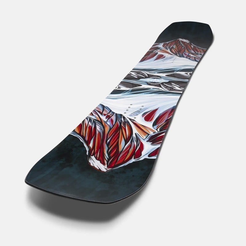 Bunte Snowboard-Grafik Snowboard mit Bergmotiv, farbenfrohe Illustration von Felsformationen und Schnee.