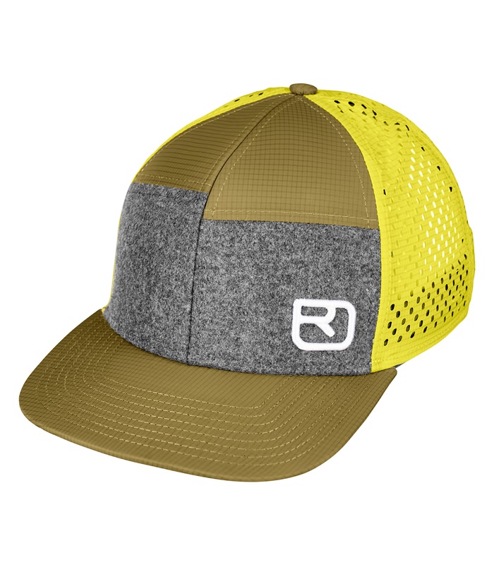 Grün-graue Trucker Cap mit Netzteil, Logo seitlich. Schirm und vorderer Teil sind grün, die Seite gelb.