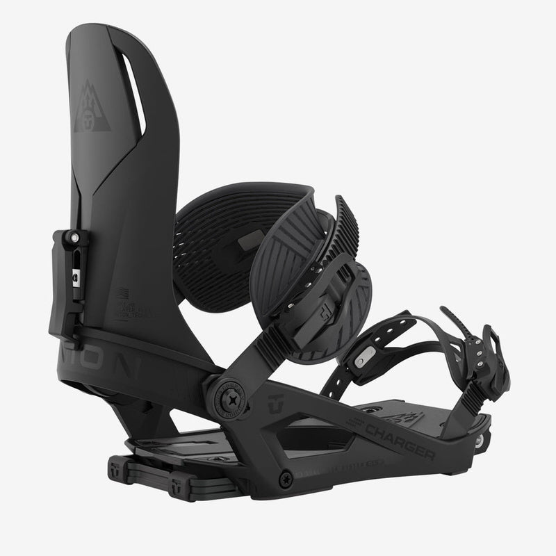 Schwarze Union Charger Snowboard-Bindung, seitliche Ansicht. Details wie Riemen und Schnallen sind sichtbar.