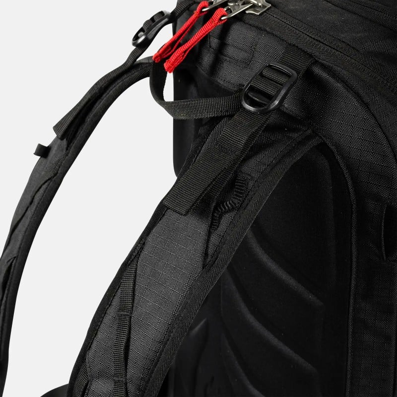 Detailansicht des Jones Deeper 19L Backpack, zeigt Schultergurte und Rückenpanel in Schwarz. Rote Details am Reißverschluss.