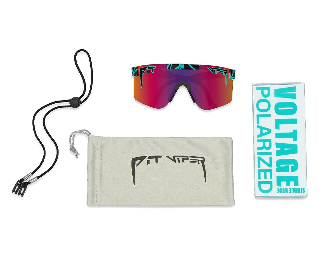 Die PitViper THE VOLTAGE Sonnenbrille mit Zubehör, darunter Brillenband, Beutel und Karton. Die Gläser sind pink-lila polarisiert.